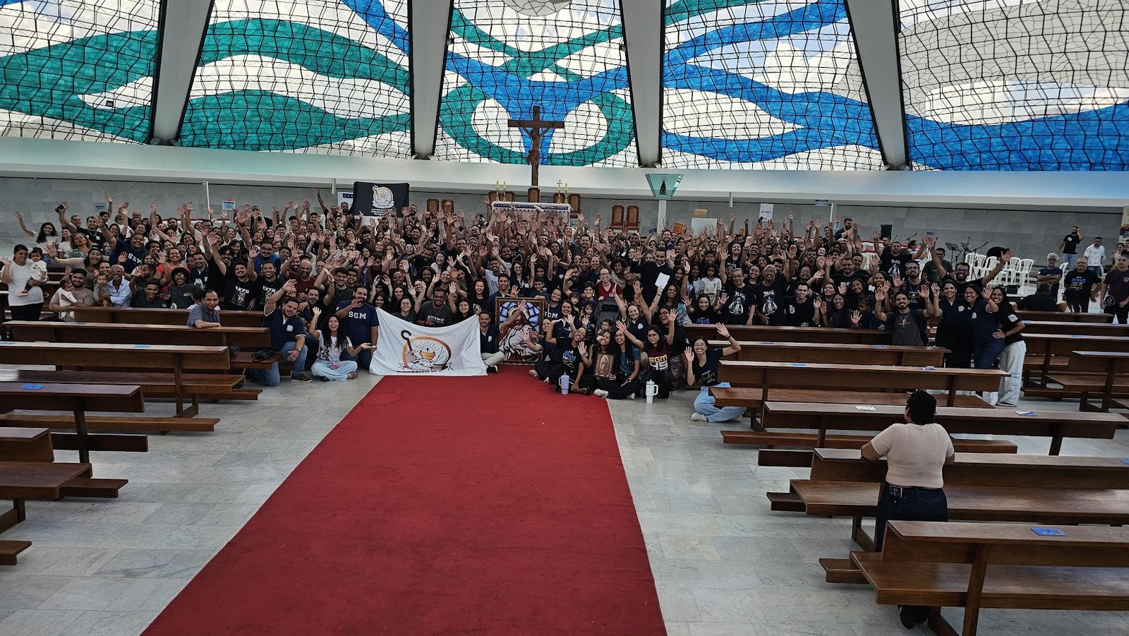 Grande encontro do SEGUE-ME Brasília reunido em uma igreja